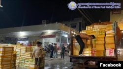 អាជ្ញាធរ​មាន​សមត្ថកិច្ច​បាន​រឹបអូស​បង្គា​ចាក់​ចា​ហួយនិង​ផ្ទុក​សារធាតុ​គីមី​ជាង​៤​តោន ​ក្នុង​ភូមិសាស្រ្ត​រាជធានី​ភ្នំពេញ។(Facebook/Commissariat of Phnom Penh Municipal Police)
