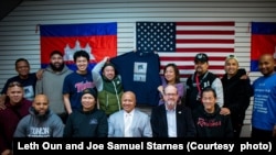 មន្ត្រី Secret Service អាមេរិក​លោក Leth Oun ដែល​បានចូលនិវត្តឆ្នាំនេះ​បាន​ថត​រូប​ជាមួយ​សមាជិក​សហគមន៍ខ្មែរ​អាមេរិកាំង​