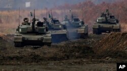 资料照片：日本陆上自卫队的90式坦克在北海道惠庭参加年度演习。(2021年12月7日)