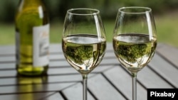 نبود نوشیدنی‌های الکلی استاندارد در ایران جان شهروندان را به خطر می‌اندازد