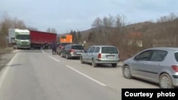 Srbi Raseljeni sa Kosova blokirali su put koji povezuje granični prelaz Merdare i Niš, u mestu Rudare, u centralnoj Srbiji, 5. februara 2024. (Foto: N1)