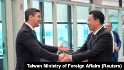 台灣外交部長吳釗燮在台北桃園國際機場歡迎到訪的台灣邦交國巴拉圭的總統當選人潘尼亞（Santiago Pena））。（2023年7月11日）