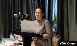 អ្នកស្រី ជឹម ចាន់នាង អគ្គលេខាធិការនៃអង្គការ NGO-CEDAW កំពុងថ្លែងនៅក្នុងពិធីចេញរបាយការណ៍ស្តីពីការតាមដានលើការអនុវត្តអនុសញ្ញាស៊ី-ដ សម្រាប់ប្រទេសកម្ពុជាឆ្នាំ២០២២ ក្នុងរាជធានីភ្នំពេញ កាលពីថ្ងៃទី២៧ ខែធ្នូ ឆ្នាំ២០២៣។ (ស៊ឹម ចាន់សំណាង/វីអូអេ)