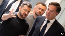 โวโลดิเมียร์ เซเลนสกี ประธานาธิบดียูเครน (ซ้าย) และ มาร์ค รุทเทอร์ นายกรัฐมนตรีรักษาการเนเธอร์แลนด์ (ขวา) พูดคุยกันขณะเดินมาร่วมการแถลงข่าวที่เมืองไอน์โดเวอร์ เมื่อวันที่ 20 ส.ค. 2023.