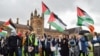 Anggota komunitas Palestina Australia meneriakkan slogan-slogan di Perkemahan Protes Palestina di Universitas Sydney, 3 Mei 2024. (Ayush Kumar / AFP)