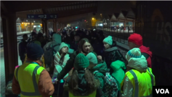 紅十字會誌願者監督和照管準備乘火車前往德國的烏克蘭難民。