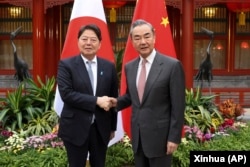 资料照：中共政治局委员，中共外事办主任王毅在北京会见到访的日本外相林芳正。（2023年4月3日）