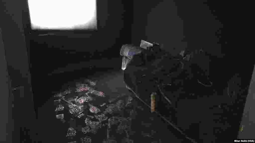 Unutrašnjost kuće novinara Milana Jovanovića nakon požara u noći između 11. i 12. decembra 2018. izazvanog ubacivanjem "molotovljevog koktela" u garažu.