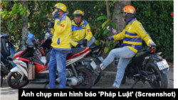 Các tài xế xe ôm tìm nơi có bóng râm để nghỉ trưa ở Quận 7 giữa trời nắng nóng (Ảnh chụp màn hình Pháp luật Online)