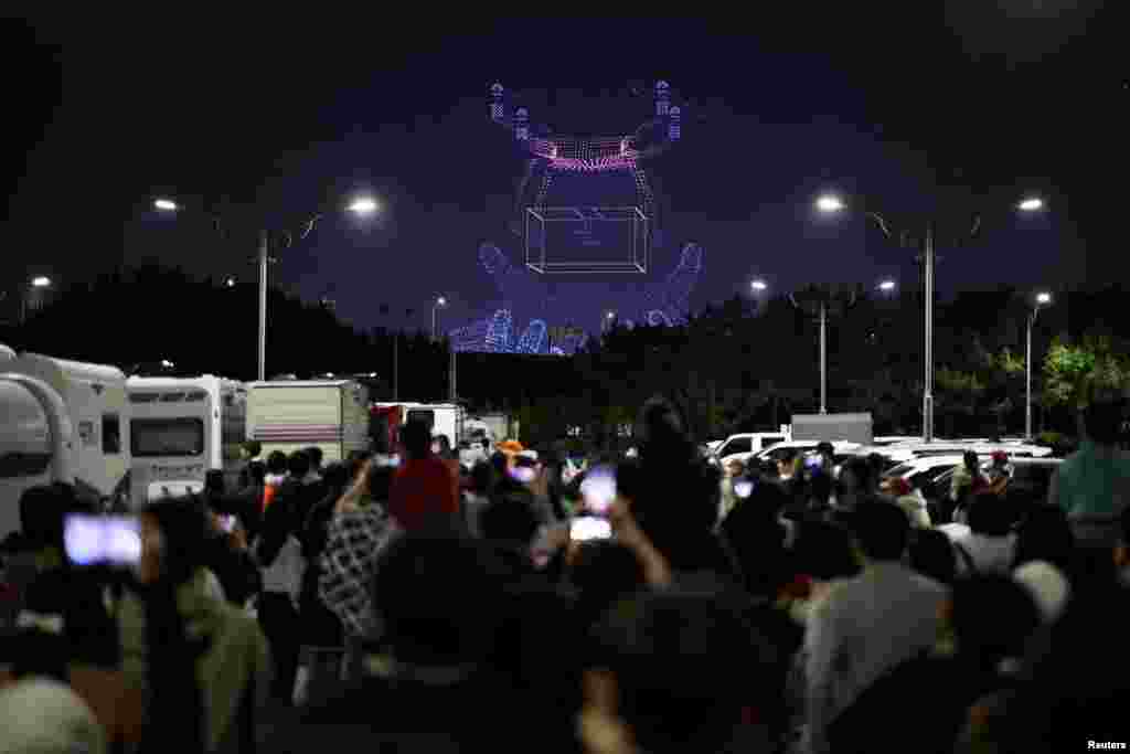 Para pengunjung menyaksikan formasi drone terbang di World Drone Light Show 2024 yang merupakan bagian dari Korea Drone Expo 2024, di Incheon, Korea Selatan.