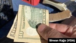 Bikaranîna dolar di kirîn û firotinên rojane de êdî belav e.