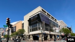 Poruka o odgovornom klađenju na reklamnom monitoru sportske dvorane "Capital One Arena" u Vašingtonu, 16. aprila 2024.