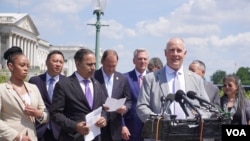 资料照片：2024年6月4日，美国众议院中共问题特设委员会主席穆勒纳尔众议员在国会山前召开记者会，纪念天安门事件35周年。（美国之音记者李逸华拍摄）