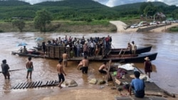 စစ်ကောင်စီနဲ့ တအောင်းလွတ်မြောက်ရေးတပ် TNLA ကြားတိုက်ပွဲတွေကြောင့် ရှမ်းပြည်နယ် လားရှိုးမြို့ကနေ တောင်ကြီးမြို့ဆီ စစ်ရှောင်ဖို့လာသူများ ဒုဋ္ဌဝတီမြစ်ကို ဖြတ်ကူးနေစဉ် (ဇူလိုင် ၉၊ ၂၀၂၄)
