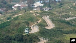 资料照片：从中国吉林省防川的一眼望三国观景台看到的朝鲜与中国和俄罗斯边界线的岗亭。(2023年9月12日)