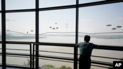 Warga Korea Selatan melihat wilayah Korea Utara dari perbatasan di kota Paju, Korsel (foto: ilustrasi). 