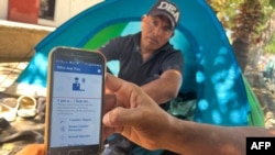 Un migrante muestra la aplicación CBP One de la agencia de Aduanas y Protección Fronteriza de EEUU, para pedir una cita para solicitar asilo, en un teléfono en Ciudad Juárez, estado de Chihuahua, México, el 10 de mayo de 2023. 
