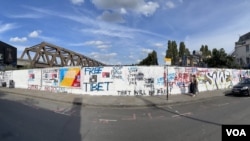 美国之音在星期一下午到现时观察，墙上只剩下“友善”二字，其他由中国学生留下的字眼已被覆盖 (美国之音/郑乐捷)