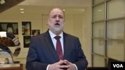 El fiscal general de Brasil, Augusto Aras, durante una entrevista con la VOA en la sede de la OEA, en Washington, el 25 de mayo de 2023. [Foto: Tomás Guevara, VOA]