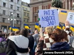 Građani okupljeni na Trgu republike u Beogradu povodom prve godišnjice rata u Ukrajini.