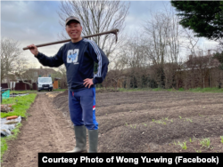 港产农夫黄如荣在英国的农田上 (图片来源：欧罗有机农场英国分部脸书网站)