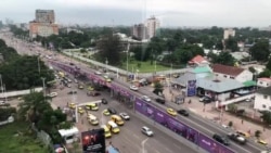 A Kinshasa, des étudiants transforment les déchets plastiques en poubelles écologiques
