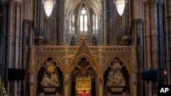 ARCHIVO - Una vista general dentro de la Abadía de Westminster en Londres, el miércoles 12 de abril de 2023, antes de la coronación del Rey.