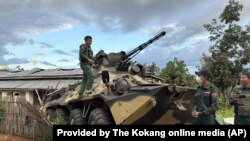 ฝ่ายต่อต้านรัฐบาลทหารเมียนมาที่ประกอบด้วยกองกำลังของชนกลุ่มน้อย 3 กลุ่ม ตรวจสอบพาหนะหุ้มเกราะที่อ้างว่า จึดมาได้จากกองทัพเมียนมา ในรัฐฉาน เมื่อ 24 พ.ย. 2566