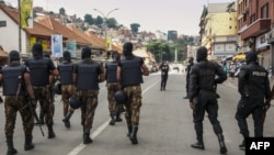Le 2 octobre, le candidat Andry Raobelina a été blessé au visage par un éclat de grenade lacrymogène dans d'Antananarivo. Il est actuellement soigné sur l'île Maurice.