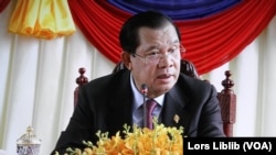 រូបឯកសារ៖ លោក ហ៊ុន សែន ធ្វើ​សន្និសីទ​សារព័ត៌មាន​នៅ​វិមាន​រដ្ឋសភា ក្រោយ​សភា​បោះឆ្នោត​ផ្តល់​សេចក្តី​ទុកចិត្ត​ឱ្យ​លោក ហ៊ុន ម៉ាណែត ធ្វើជា​នាយក​រដ្ឋមន្ត្រី​។ រូបនេះថតពីអេក្រង់ទូរទស្សន៍ក្នុងបន្ទប់ព័ត៌មាននៃរដ្ឋសភា នៅថ្ងៃទី២២ ខែសីហា ឆ្នាំ២០២៣។ (លាស់ លីបលីប/វីអូអេ)