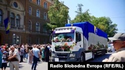 Bosnia and Herzegovina -- Kamion s tabutima posmrtnih ostataka žrtava genocida u Srebrenici na putu ka Srebrenici kratko se zaustavio u Sarajevo, 9. juli 2023.