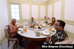 Ketiga capres mengaku topik pembicaraan dengan Presiden tidak ada yang serius, suasana pun terasa hangat dan akrab. (Foto: Courtesy/Biro Setpres)