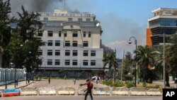 Un hombre pasa cerca del Palacio Nacional en Puerto Príncipe, Haití, el martes 2 de abril de 2024. 