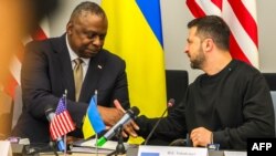 Le secrétaire américain à la Défense Lloyd Austin (à g.) et le président ukrainien Volodymyr Zelensky lors d'une réunion de l'OTAN.