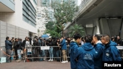 2023 年 12 月 18 日，《蘋果日報》創辦人黎智英接受國家安全罪名審判，傳媒在西九龍裁判法院外等候。（資料照片）