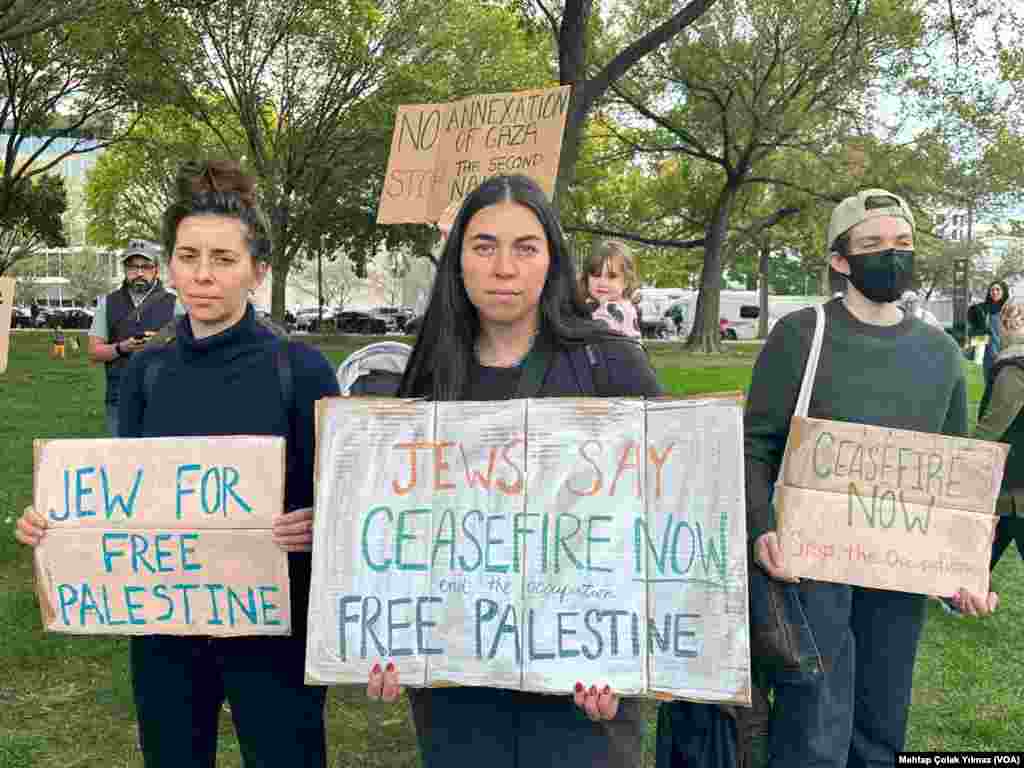 20 Ekim 2023 - Washington'daki Filistin'e destek eylemine katılanlar arasında olan bir grup genç Yahudi, ellerindeki pankartlarla "Özgür Filistin için Yahudiler", "Yahudiler 'Şimdi ateşkes' ve 'Özgür Filistin' diyor", "İşgali durdurun, ateşkes hemen şimdi" mesajları verdi.