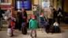Refugiados ucranianos esperan un tren para continuar su viaje después de cruzar la frontera entre Ucrania y Polonia en medio de la invasión rusa del 24 de febrero de 2022. Visto en la estación de tren Przemysl Glowny en Przemysl, Polonia, el 20 de abril de 2022.