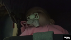 一名等待乘火車前去德國的烏克蘭嬰兒。
