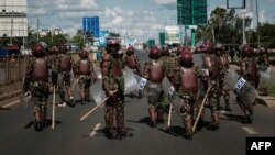 Maafisa wa polisi wakijiandaa kufunga barabara wakati wa mkutano ulioitishwa na kiongozi wa upinzani Raila Odinga huko Nairobi, Machi 27, 2023. Picha na Yasuyoshi CHIBA / AFP. 