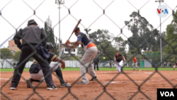  El bateador listo para entrar en acción en uno de los campeonatos que reúne a más de 20 equipos de sóftbol en Bogotá. Foto: Israel Navas, VOA. 