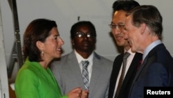 2023年8月27日，美國商務部長吉娜·雷蒙多抵達北京首都國際機場後與中國商務部司長林峰和美國駐華大使尼克·伯恩斯交談。 (路透社)