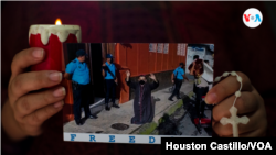 Una mujer en Managua reza por el obispo Rolando Álvarez, condenado a más de 26 años de cárcel por la justicia nicaragüense. 