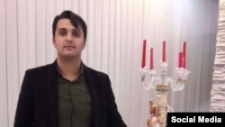 جواد روحی شهریور سال گذشته در اعتراضات بازداشت شد. فیلمی از او منتشر شده که در اعتراضات در خیابان در حال رقص بود. 