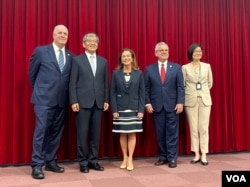 《台灣關係法》立法屆滿45週年之際，美國會眾議院組成跨黨派訪問團出訪台灣，表達對台灣的支持，訪團成員包括美國眾議員基爾迪（Dan Kildee，左一）、麥卡琳（Lisa McClain，中）、艾福特（Mark Alford，右二）。（美國之音特約記者楊安拍攝）