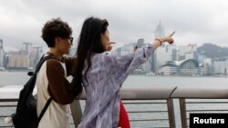 兩名中國年輕人五一節前到香港遊玩時在小紅書上尋找旅遊攻略。 （2024年4月30日）