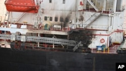 Foto menunjukkan Genco Picardy milik AS yang diserang pada 17 Januari 2024, dengan drone yang diluncurkan oleh militer Houthi di Teluk Aden (foto: dok). 