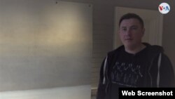 El artista ruso Pavel Otdelnov, que escapó de su país tras el inicio de la invasión de Ucrania en febrero de 2022 y recibió apoyo de la Casa Pushkin, en Londres, Reino Unido. [Captura de pantalla video VOA]