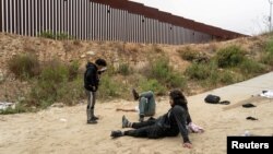 Boshpana izlab kelgan turkiyalik migrantlar, Tixuana, Meksika, 8-iyun, 2024