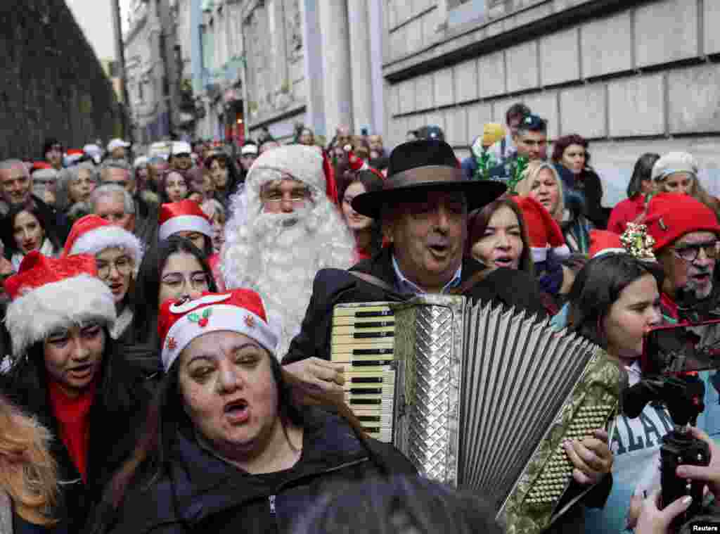 Kepala Sekolah Zografyon Greek High School, Yani Demircioglu, memainkan akordeon dalam perayaan hari Natal bersama anak-anak dan anggota komunitas Yunani Ortodoks di Istanbul, Turki, pada 24 Desember 2023. (Foto: Reuters/Murad Sezer)