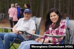 แดนนี แคสทีน และวรลักษณ์ บุญศศิวิมล คุณพ่อและคุณแม่ของ แมดดิสัน แคสทีน ให้กำลังใจลูกสาวในการแข่งขันฟุตบอลที่รัฐนอร์ธแคโรไลนา